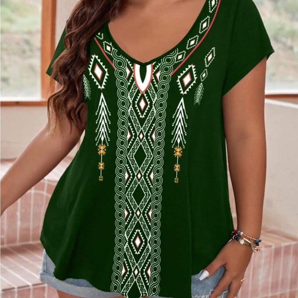 NWOT  Plus Geo Print Curved Hem Tee 3XL-18 - Picture 4 of 6